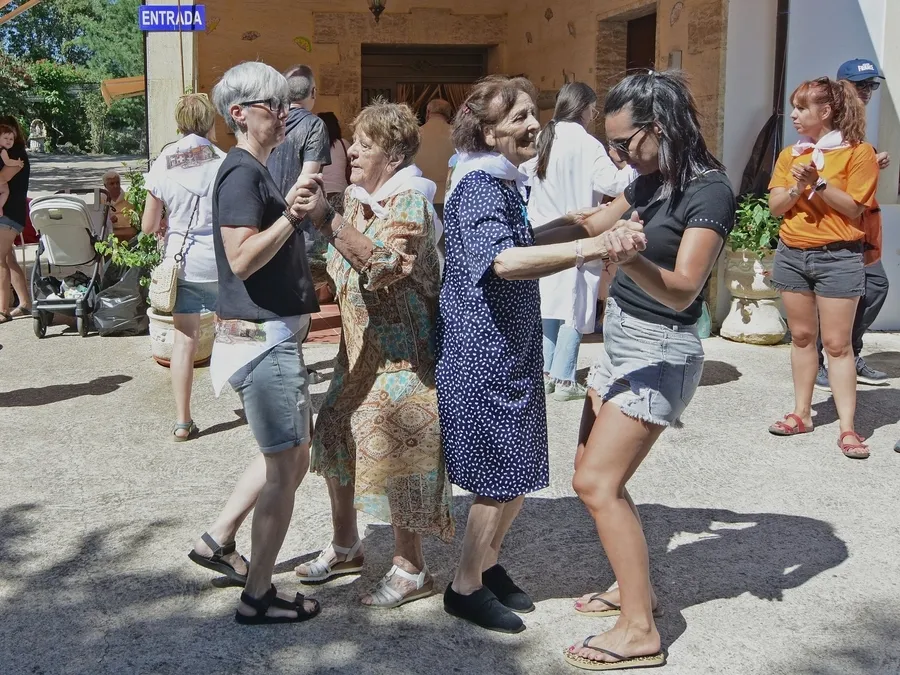 Foto 3 - Casillas de Flores abre sus fiestas de verano con homenaje incluido a los m&aacute;s mayores
