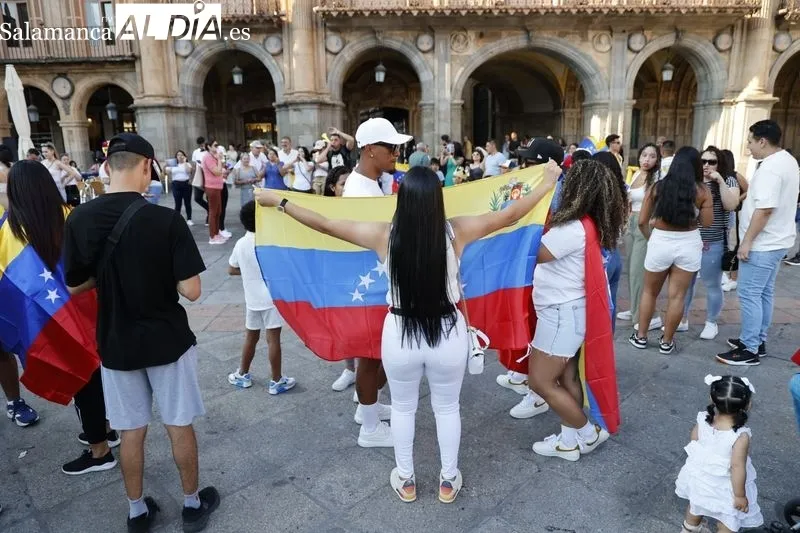 Decenas de venezolanos se concentran en la Plaza Mayor al grito de 