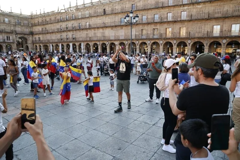 Decenas de venezolanos se concentran en la Plaza Mayor al grito de 