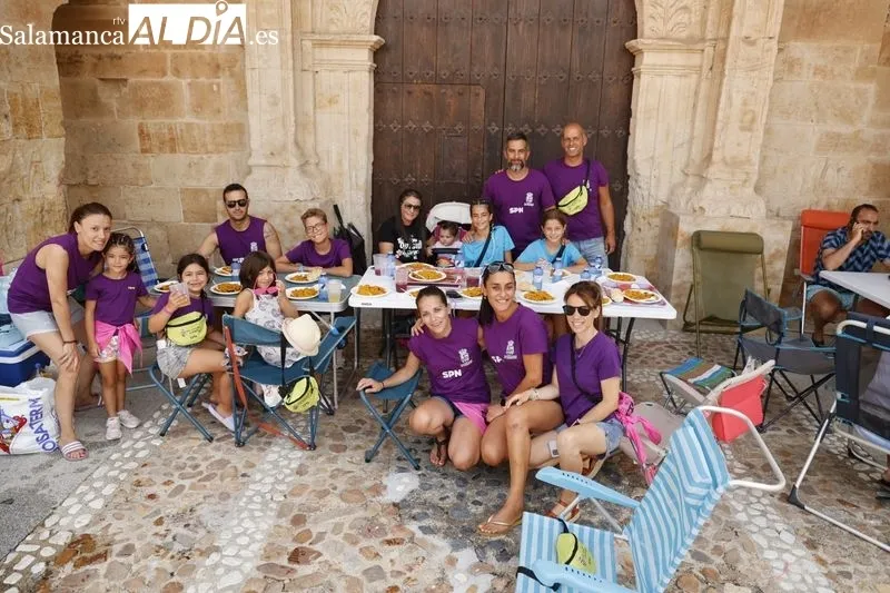 Una gran paella popular en Castellanos de Moriscos para celebrar sus fiestas | FOTOS: David Sañudo 