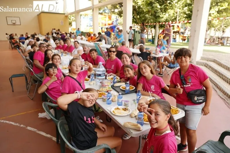 Una gran paella popular en Castellanos de Moriscos para celebrar sus fiestas | FOTOS: David Sañudo 