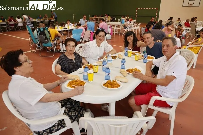 Una gran paella popular en Castellanos de Moriscos para celebrar sus fiestas | FOTOS: David Sañudo 