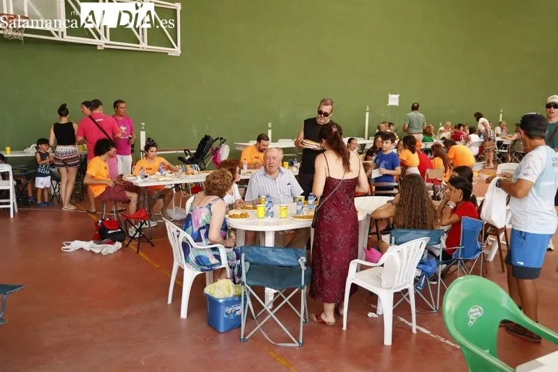 Una gran paella popular en Castellanos de Moriscos para celebrar sus fiestas | FOTOS: David Sañudo 