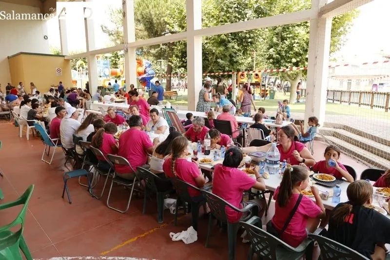 Una gran paella popular en Castellanos de Moriscos para celebrar sus fiestas | FOTOS: David Sañudo 