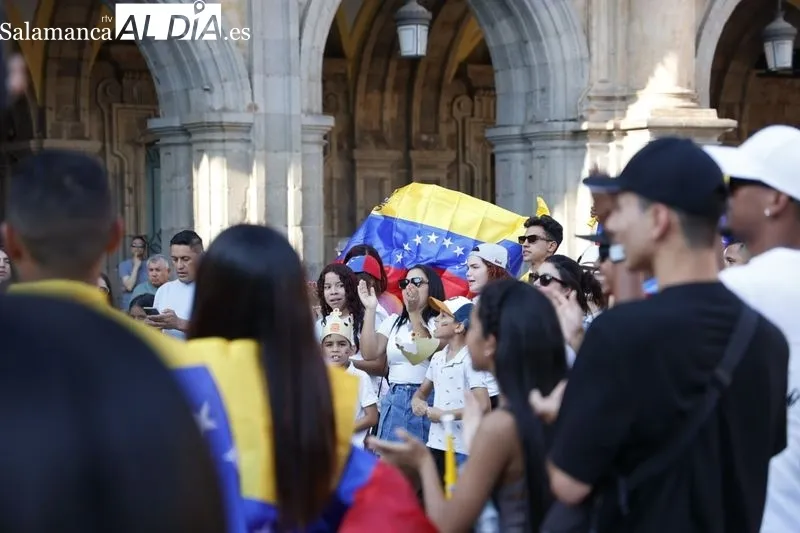 Decenas de venezolanos se concentran en la Plaza Mayor al grito de 