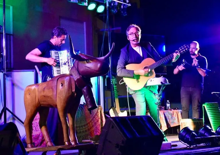 Gabriel Calvo junto a la Fabulosa Retahíla hacen disfrutar del folcklore en un concierto en Guijuelo