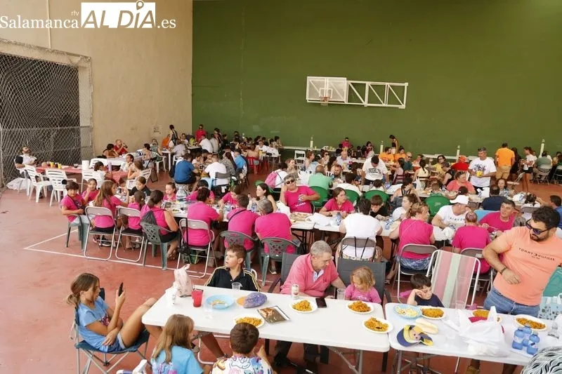 Una gran paella popular en Castellanos de Moriscos para celebrar sus fiestas | FOTOS: David Sañudo 