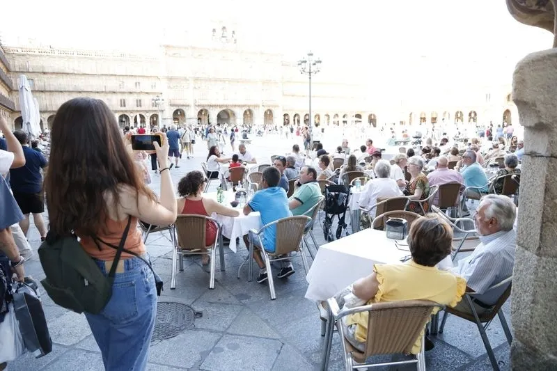 Sombras y lugares frescos, los elegidos por turistas y salmantinos para huir del calor | FOTO: David Sañudo
