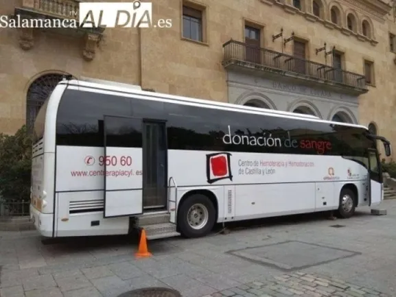 Bus de los donantes de sangre en la plaza de los Bandos. Foto de archivo