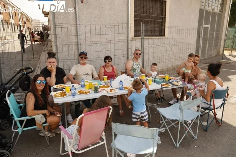 Una gran paella popular en Castellanos de Moriscos para celebrar sus fiestas | FOTOS: David Sañudo 