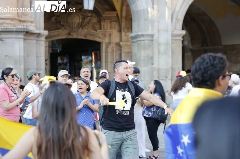 Decenas de venezolanos se concentran en la Plaza Mayor al grito de 