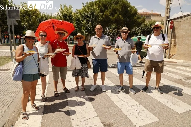 Una gran paella popular en Castellanos de Moriscos para celebrar sus fiestas | FOTOS: David Sañudo 