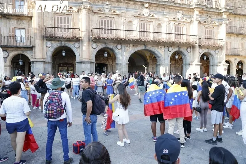 Decenas de venezolanos se concentran en la Plaza Mayor al grito de 
