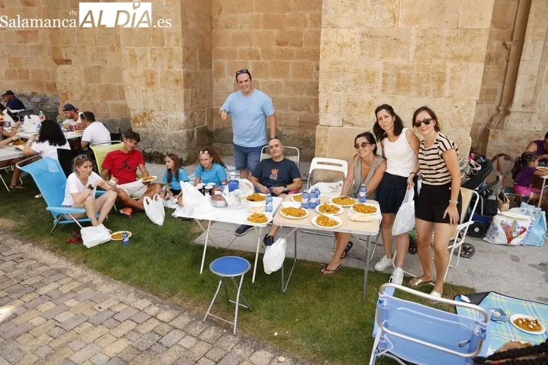 Una gran paella popular en Castellanos de Moriscos para celebrar sus fiestas | FOTOS: David Sañudo 