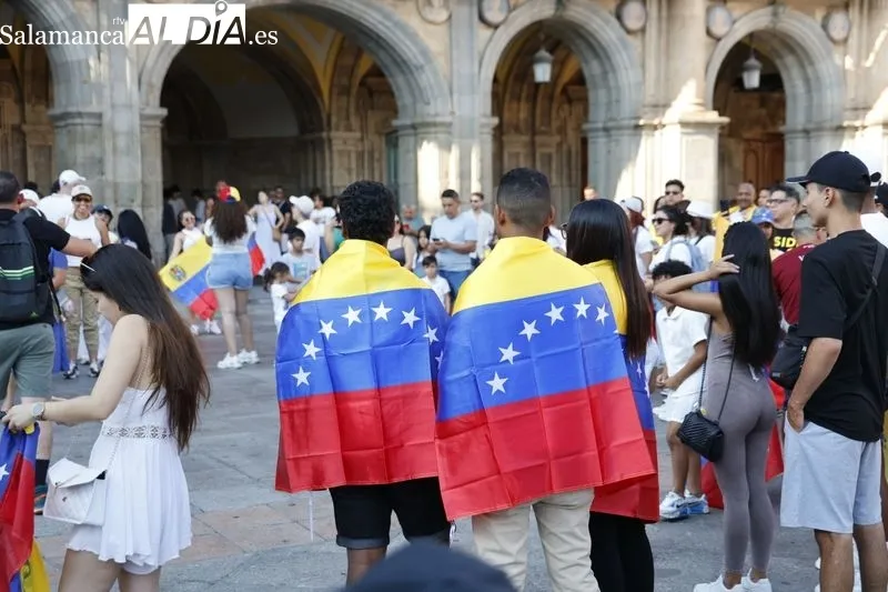Decenas de venezolanos se concentran en la Plaza Mayor al grito de 