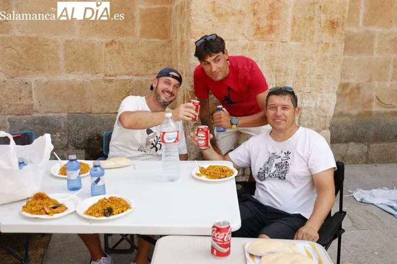 Una gran paella popular en Castellanos de Moriscos para celebrar sus fiestas | FOTOS: David Sañudo 