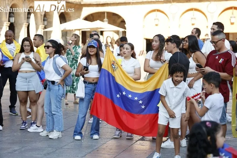 Decenas de venezolanos se concentran en la Plaza Mayor al grito de 