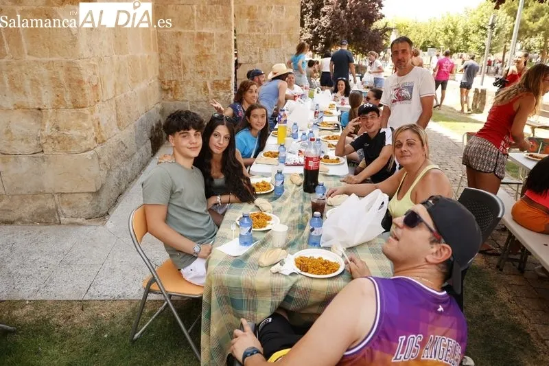 Una gran paella popular en Castellanos de Moriscos para celebrar sus fiestas | FOTOS: David Sañudo 