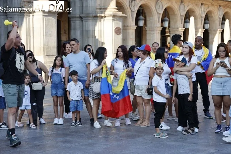 Decenas de venezolanos se concentran en la Plaza Mayor al grito de 