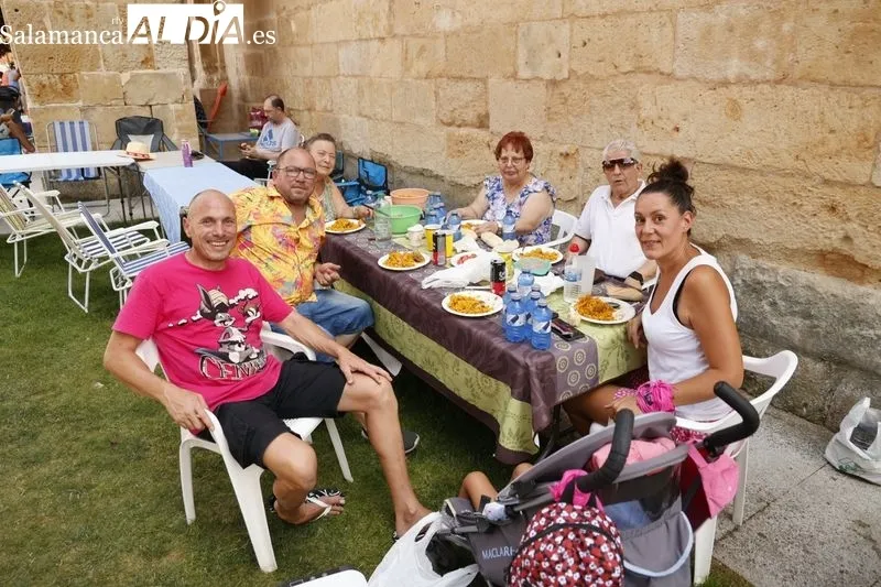 Una gran paella popular en Castellanos de Moriscos para celebrar sus fiestas | FOTOS: David Sañudo 