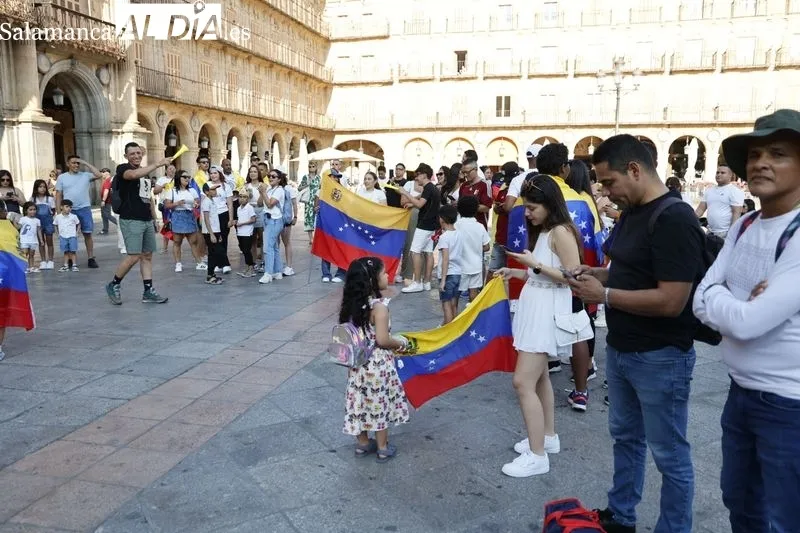 Decenas de venezolanos se concentran en la Plaza Mayor al grito de 