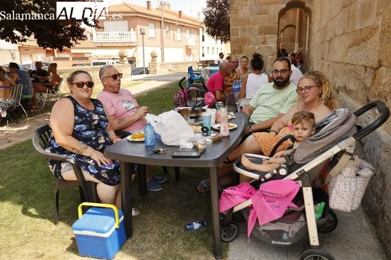 Una gran paella popular en Castellanos de Moriscos para celebrar sus fiestas | FOTOS: David Sañudo 