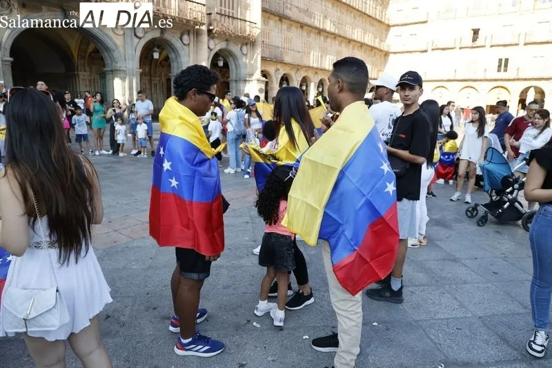 Decenas de venezolanos se concentran en la Plaza Mayor al grito de 