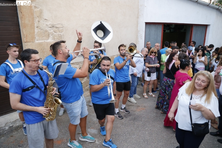 Sangría, comida y ambientazo para disfrutar del Correpeñas con la Charanga Clave en La Vellés