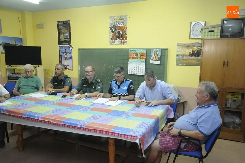 Reunión vecinal del Arrabal del Puente con Fuerzas de Seguridad/ Fotos: Adrián M.Pastor