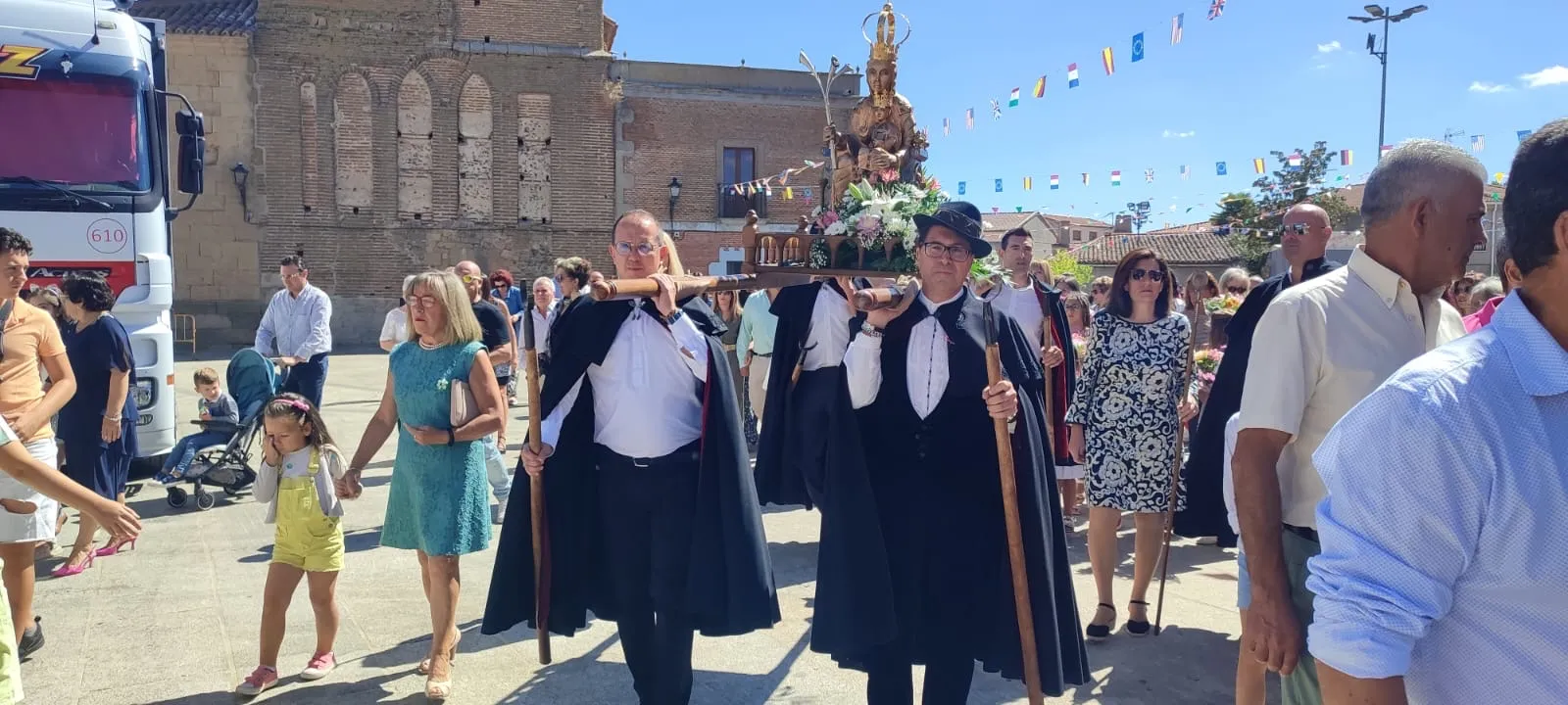 Foto 2 - Villoria honra a la Virgen de la Vega en su hist&oacute;rica procesi&oacute;n