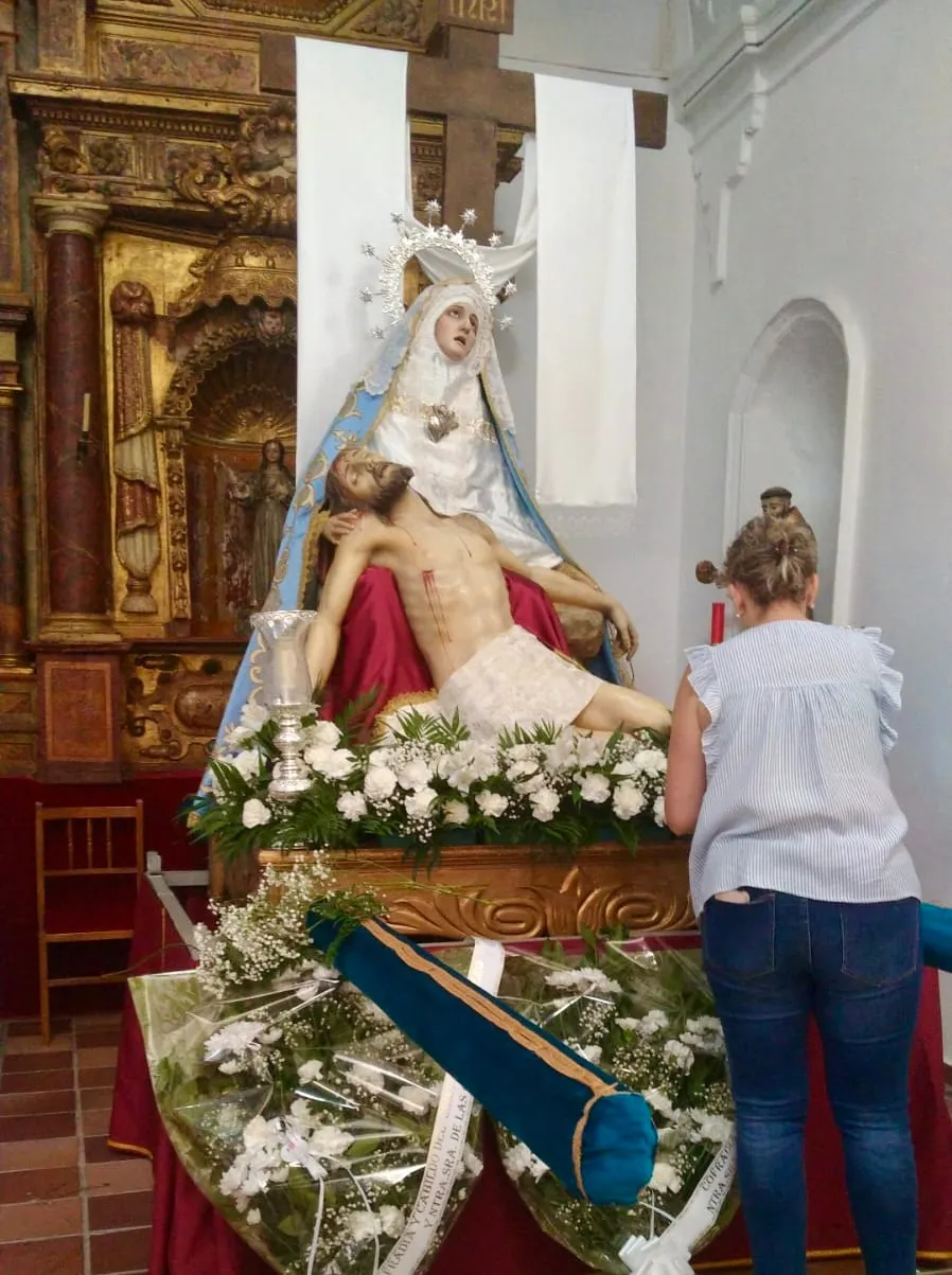Foto 3 - Flores y fe protagonizan la gran ofrenda a Nuestra Se&ntilde;ora de la Piedad