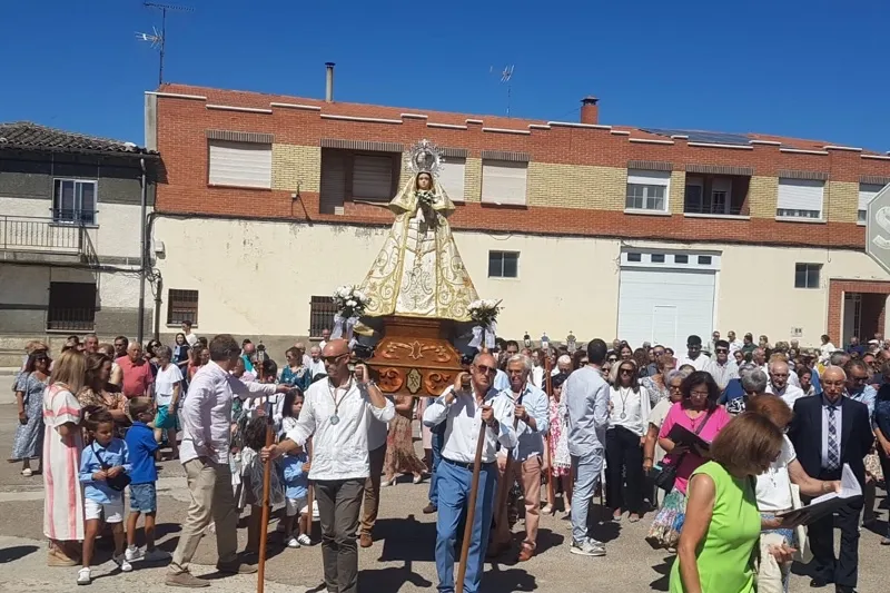 Foto 5 - Macotera arropa de manera multitudinaria a su patrona, la Virgen de la Encina