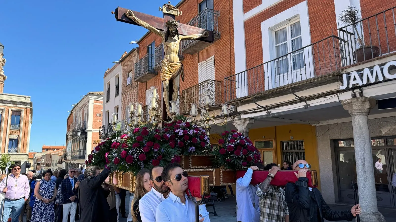 Foto 6 - El Santo Cristo de la Agon&iacute;a recibe cari&ntilde;o y devoci&oacute;n en su vuelta a las calles para celebrar su tradicional fiesta