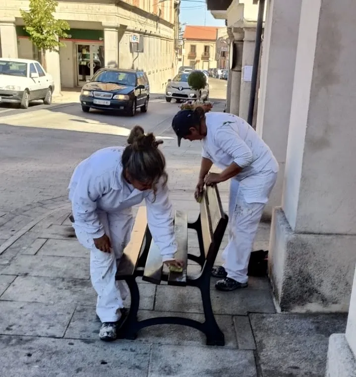 Foto 2 - Pintacultura Pe&ntilde;aranda&rsquo; mejora el mobiliario urbano y los puntos de informaci&oacute;n en el conjunto de las plazas