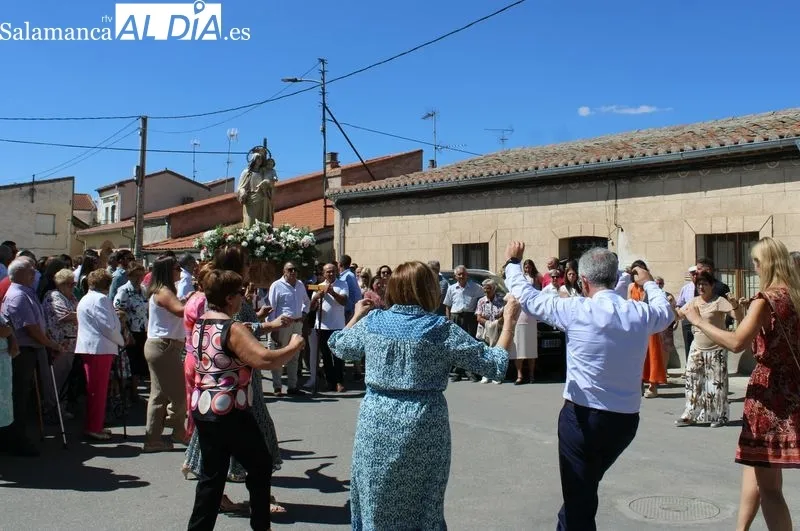 Foto 7 - Nuestra Se&ntilde;ora de Navales recorre las calles del municipio