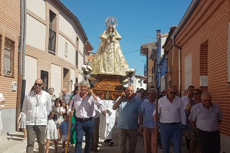 Foto 6 - Macotera arropa de manera multitudinaria a su patrona, la Virgen de la Encina