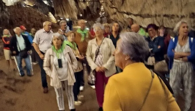 Foto 3 - Un centenar de personas disfrutan con la nueva excursi&oacute;n de la asociaci&oacute;n de mayores San Miguel a las cuevas de Valporquero y Le&oacute;n