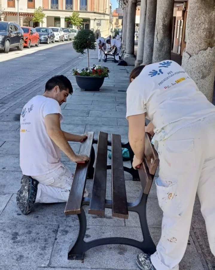 Foto 3 - Pintacultura Pe&ntilde;aranda&rsquo; mejora el mobiliario urbano y los puntos de informaci&oacute;n en el conjunto de las plazas