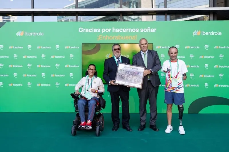 El CEO de Iberdrola España, Mario Ruiz-Tagle, recibe de manos del presidente del Comité Paralímpico Español, Miguel Carballeda, y junto a los deportistas Teresa Perales y Ricardo Ten, el obsequio del equipo paralímpico a la compañía por sus cerca de 20 añ