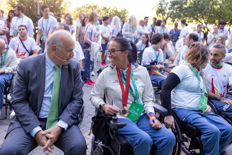El CEO de Iberdrola España, Mario Ruiz-Tagle, junto a la nadadora Teresa Perales.