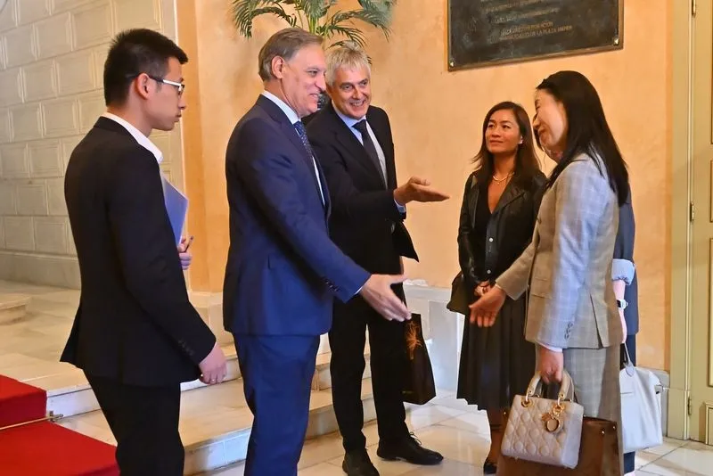 El alcalde de Salamanca, Carlos García Carbayo, recibe a representantes de la multinacional china GDTEX, destacando el potencial de la moda local.