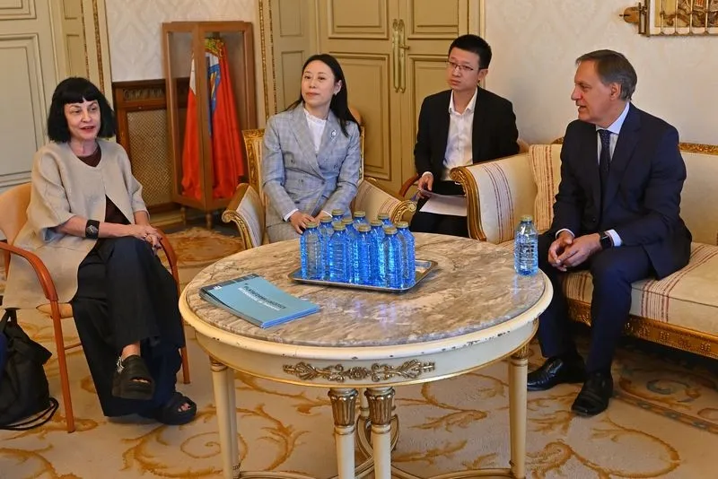 El alcalde de Salamanca, Carlos García Carbayo, recibe a representantes de la multinacional china GDTEX, destacando el potencial de la moda local.