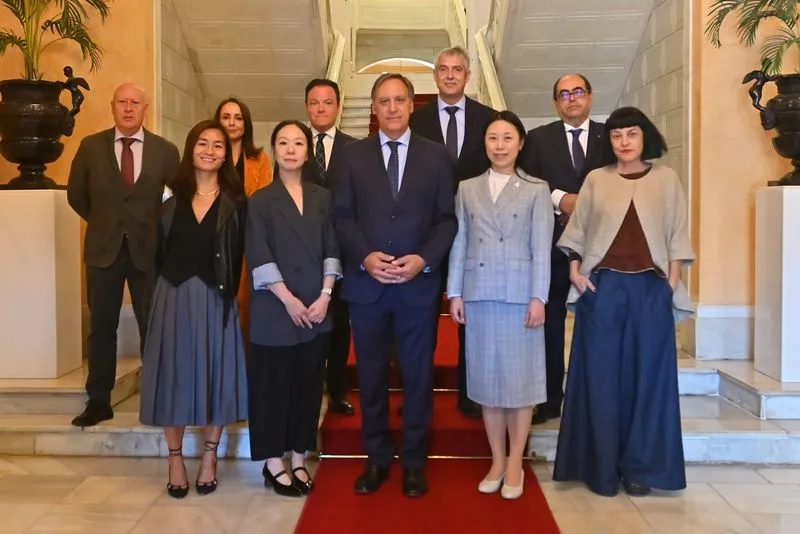 El alcalde de Salamanca, Carlos García Carbayo, recibe a representantes de la multinacional china GDTEX, destacando el potencial de la moda local.