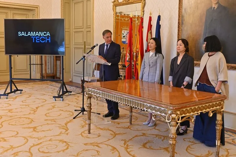 El alcalde de Salamanca, Carlos García Carbayo, recibe a representantes de la multinacional china GDTEX, destacando el potencial de la moda local.