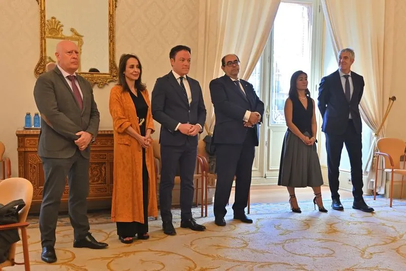 El alcalde de Salamanca, Carlos García Carbayo, recibe a representantes de la multinacional china GDTEX, destacando el potencial de la moda local.