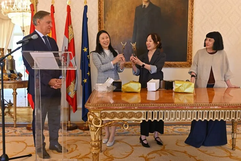 El alcalde de Salamanca, Carlos García Carbayo, recibe a representantes de la multinacional china GDTEX, destacando el potencial de la moda local.