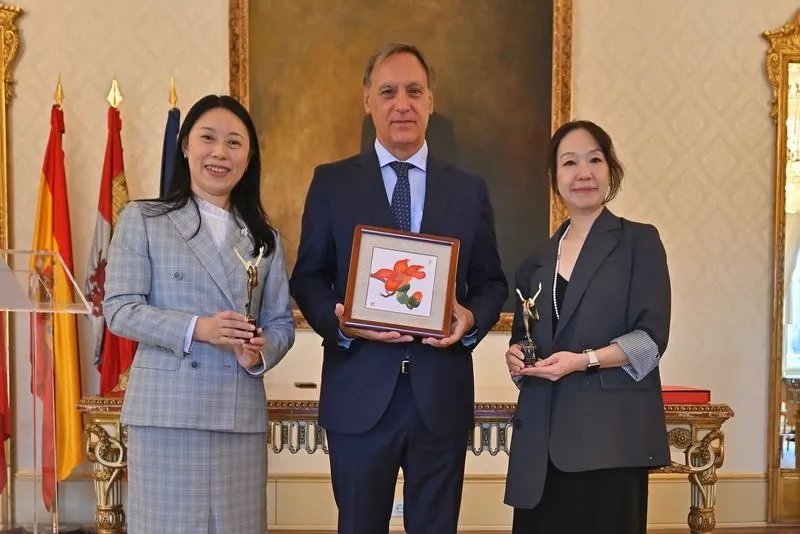 El alcalde de Salamanca, Carlos García Carbayo, recibe a representantes de la multinacional china GDTEX, destacando el potencial de la moda local.