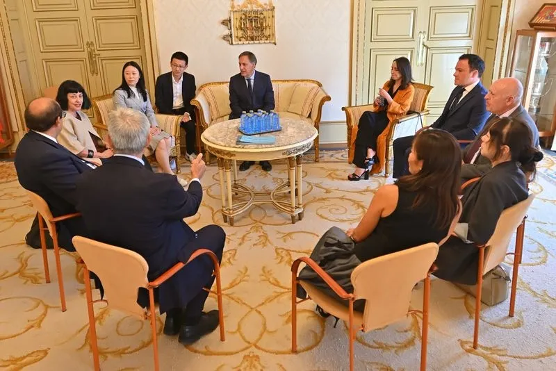 El alcalde de Salamanca, Carlos García Carbayo, recibe a representantes de la multinacional china GDTEX, destacando el potencial de la moda local.