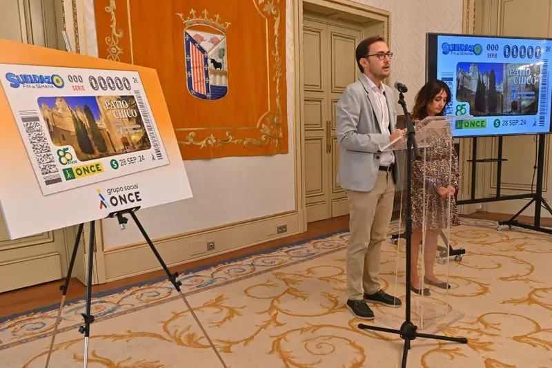 Presentación en el Ayuntamiento de Salamanca del cupón con la imagen del Patio Chico