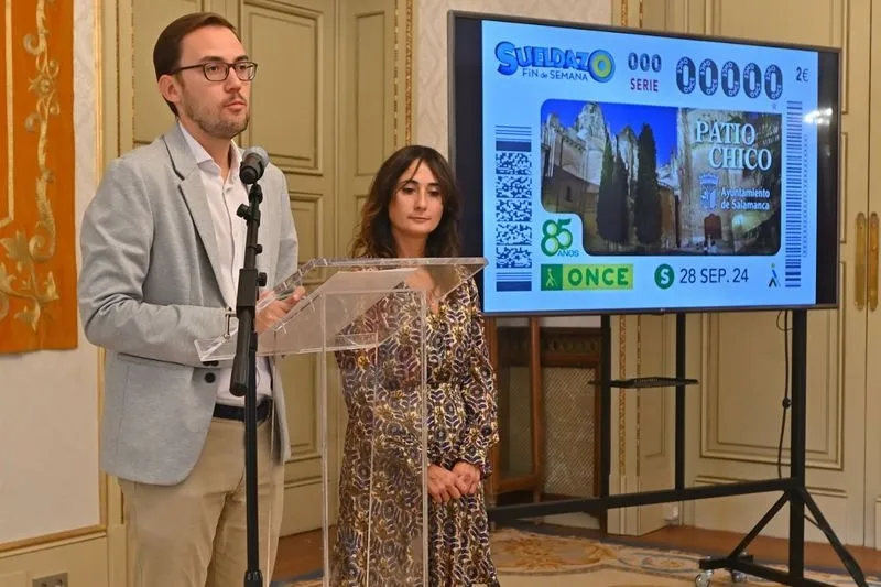 Presentación en el Ayuntamiento de Salamanca del cupón con la imagen del Patio Chico